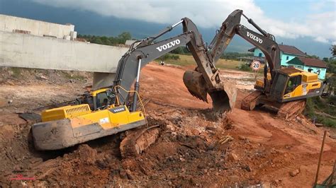 Dealing with Springtime Mud on Excavator Tracks 